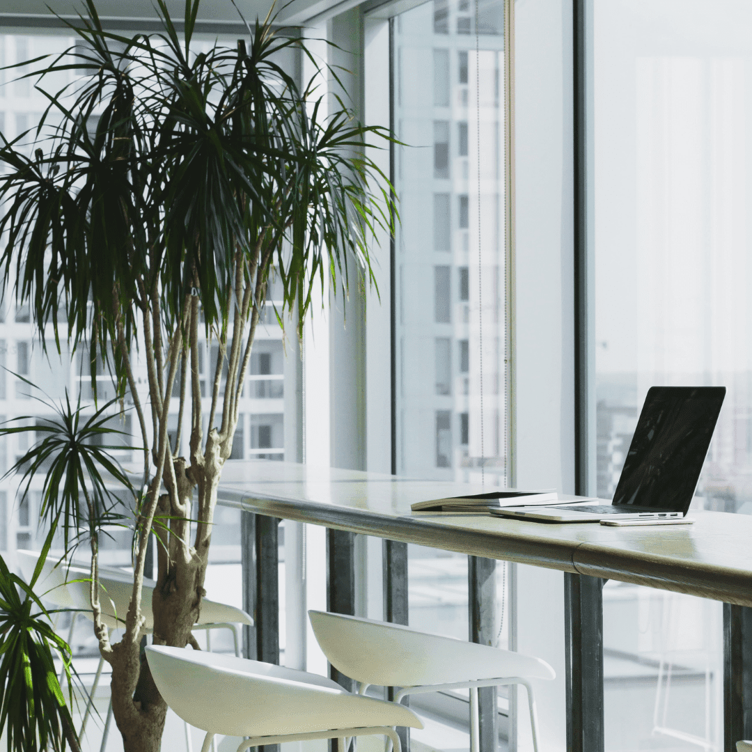 Bureau lumineux avec ordinateur portable, freelance en télétravail